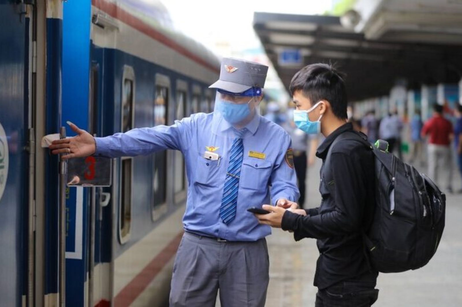 Mang theo giấy tờ để làm thủ tục lên tàu