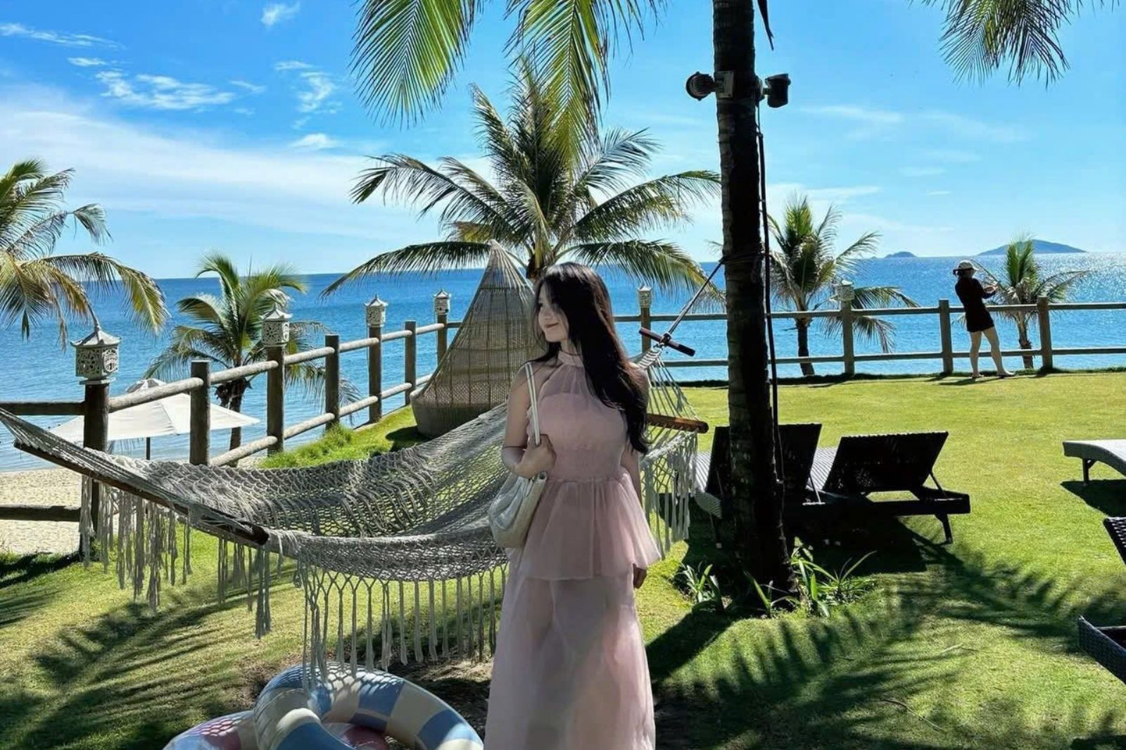 Mang theo kem chống nắng khi du lịch Đà Nẵng mùa hè 