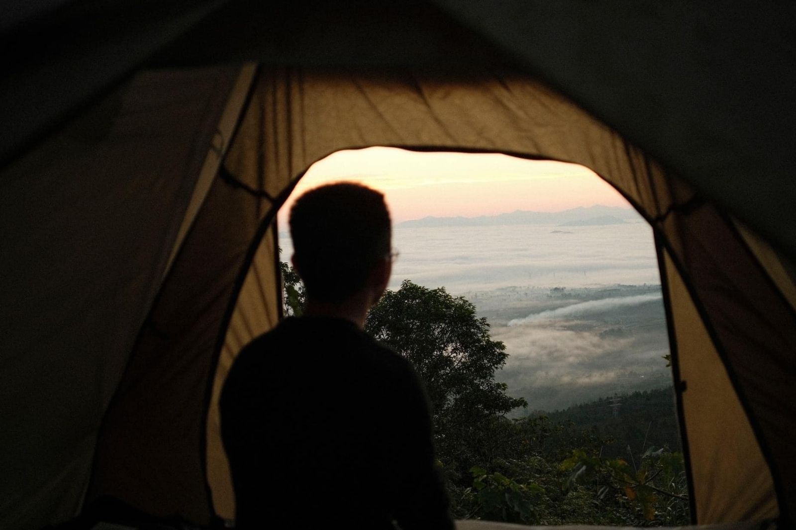 Mang theo lều cắm trại khi đi săn mây