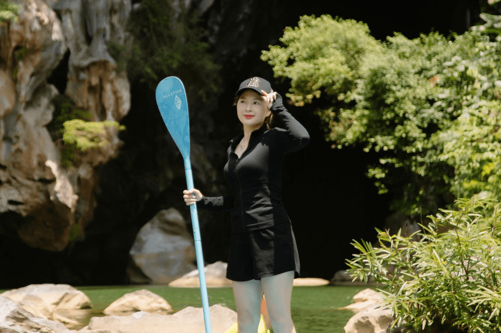 Mang theo máy ảnh để check-in