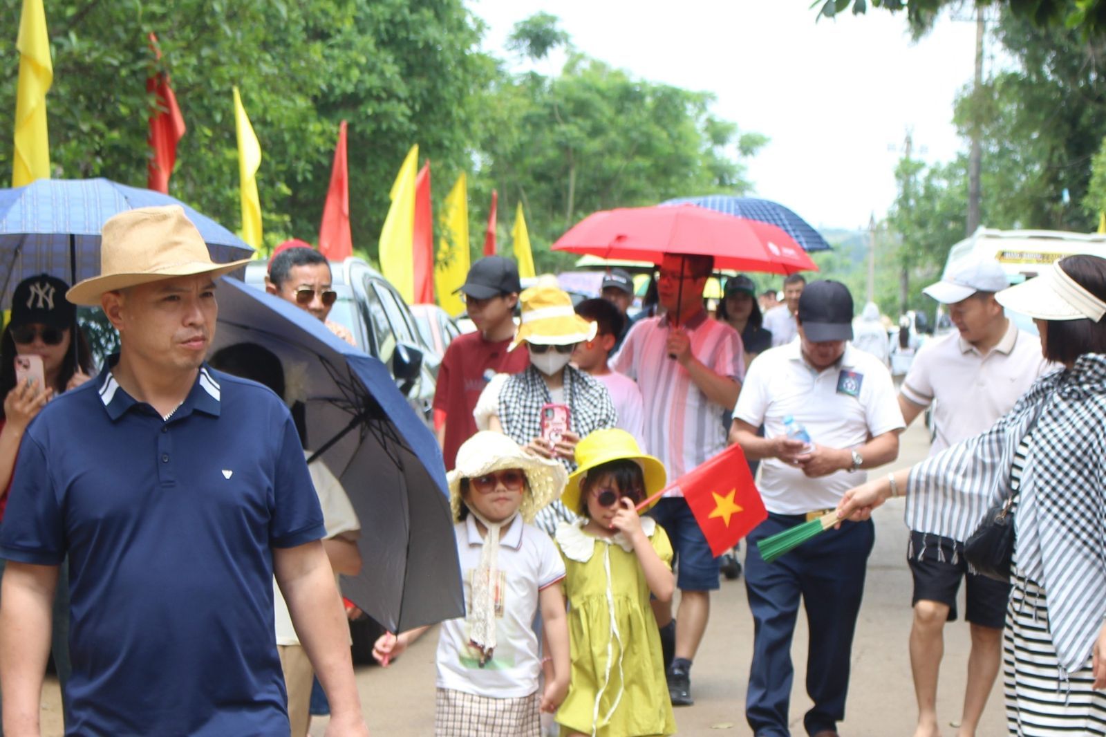 Mang theo mũ và áo khoác để tránh nắng