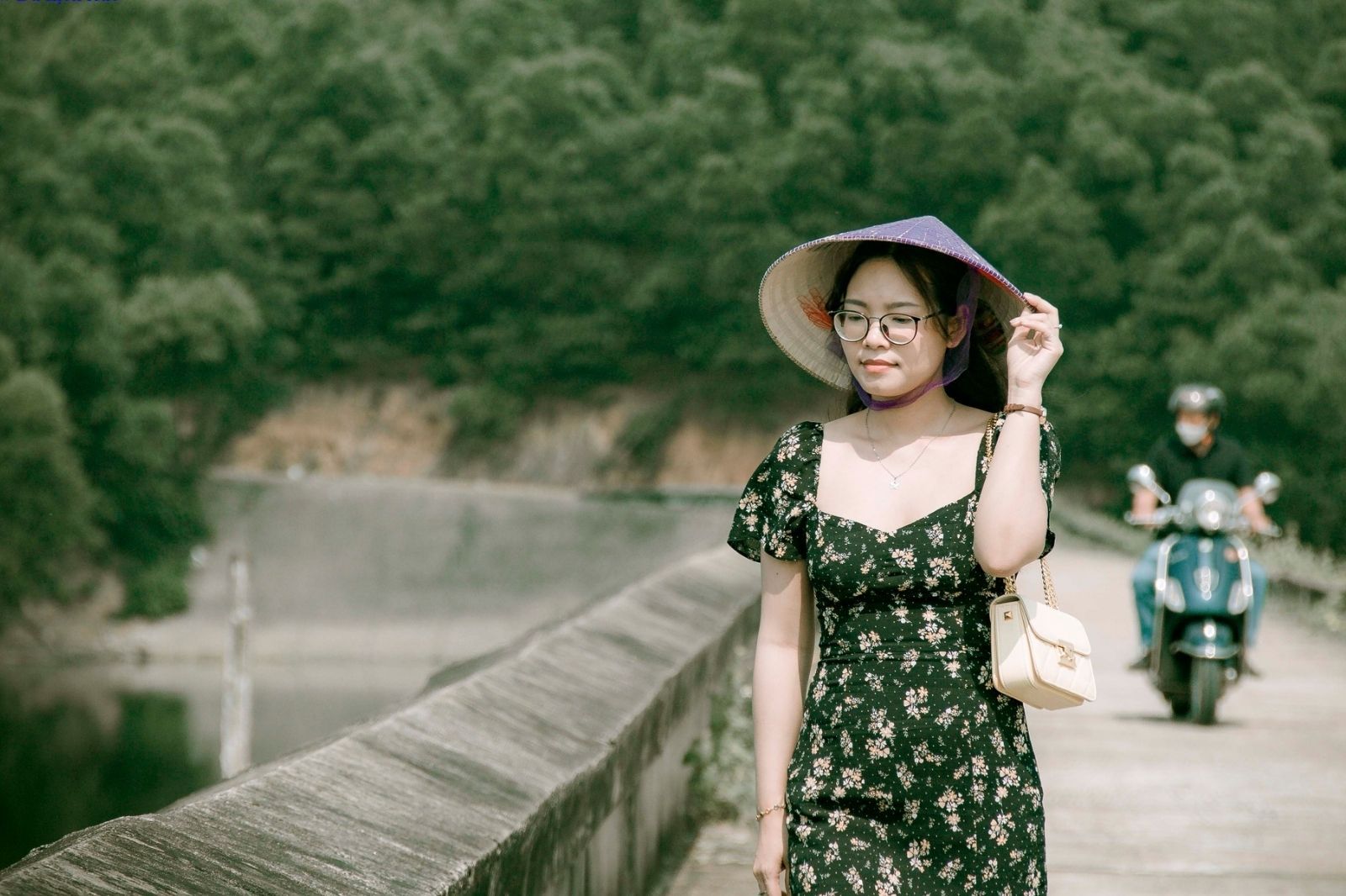 Mang theo nón đội để tránh nắng 