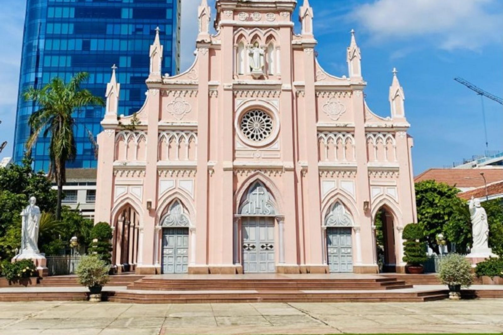 Mặt tiền nhà thờ chính tòa