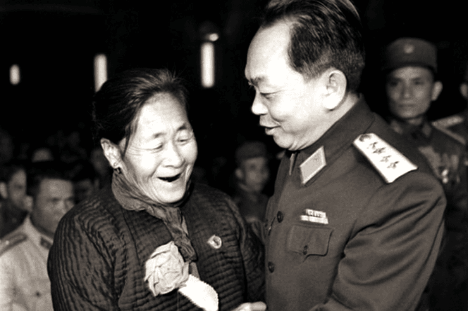 Mẹ Nguyễn Thị Suốt và đại tướng Võ Nguyên Giáp 