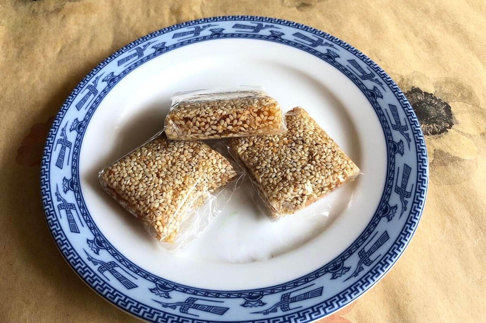 Mè xửng được xem là một món ăn vặt