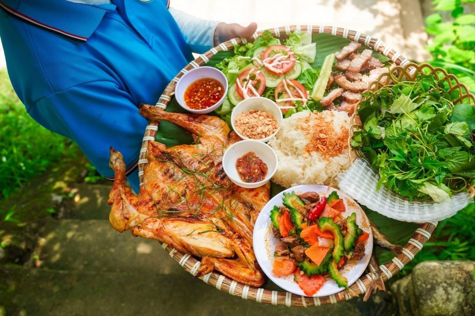 Mẹt đồ ăn ở Suối Đá