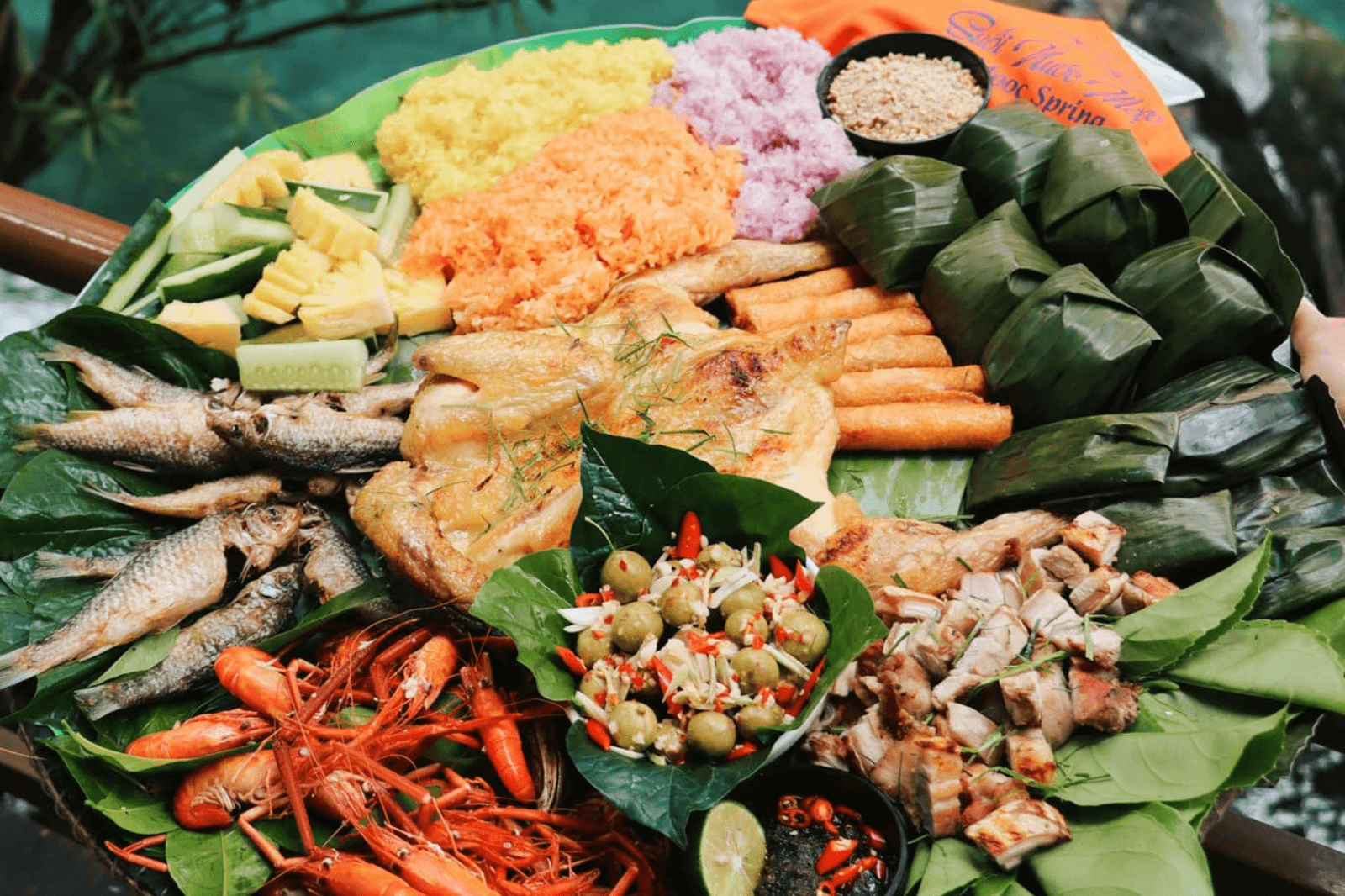 Mẹt đồ ăn ở suối Moọc 