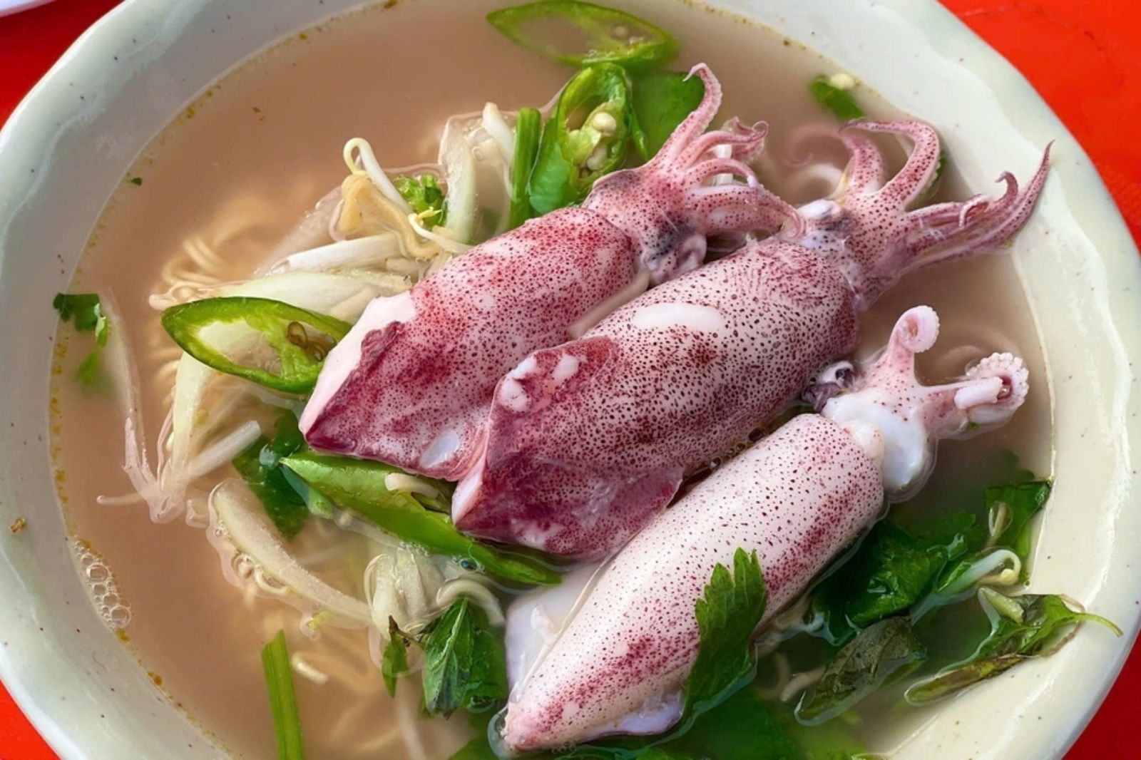 Mì tôm ăn kèm chút hành lá và ớt tươi 