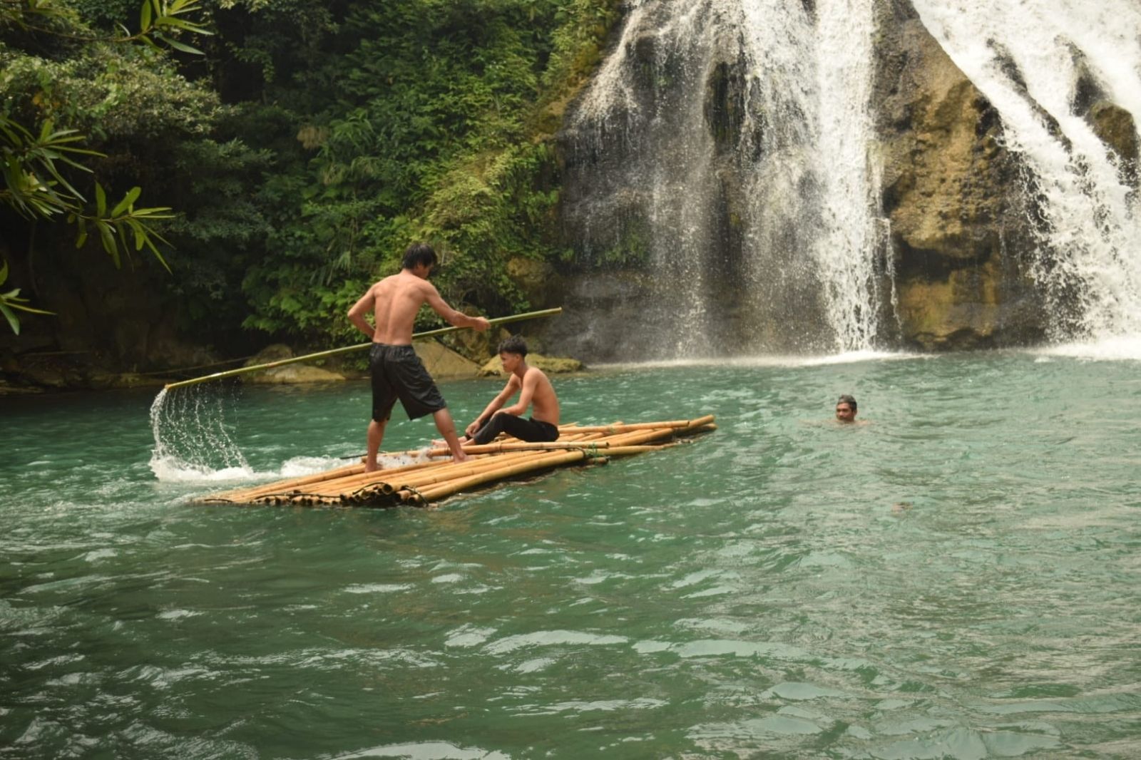 Miễn phí chèo bè tre 