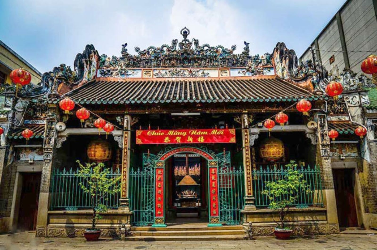 Miếu Bà Thiên Hậu nằm ngay trung tâm Chợ Lớn