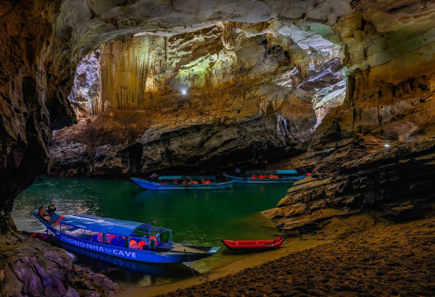 Trong lòng Động Phong Nha