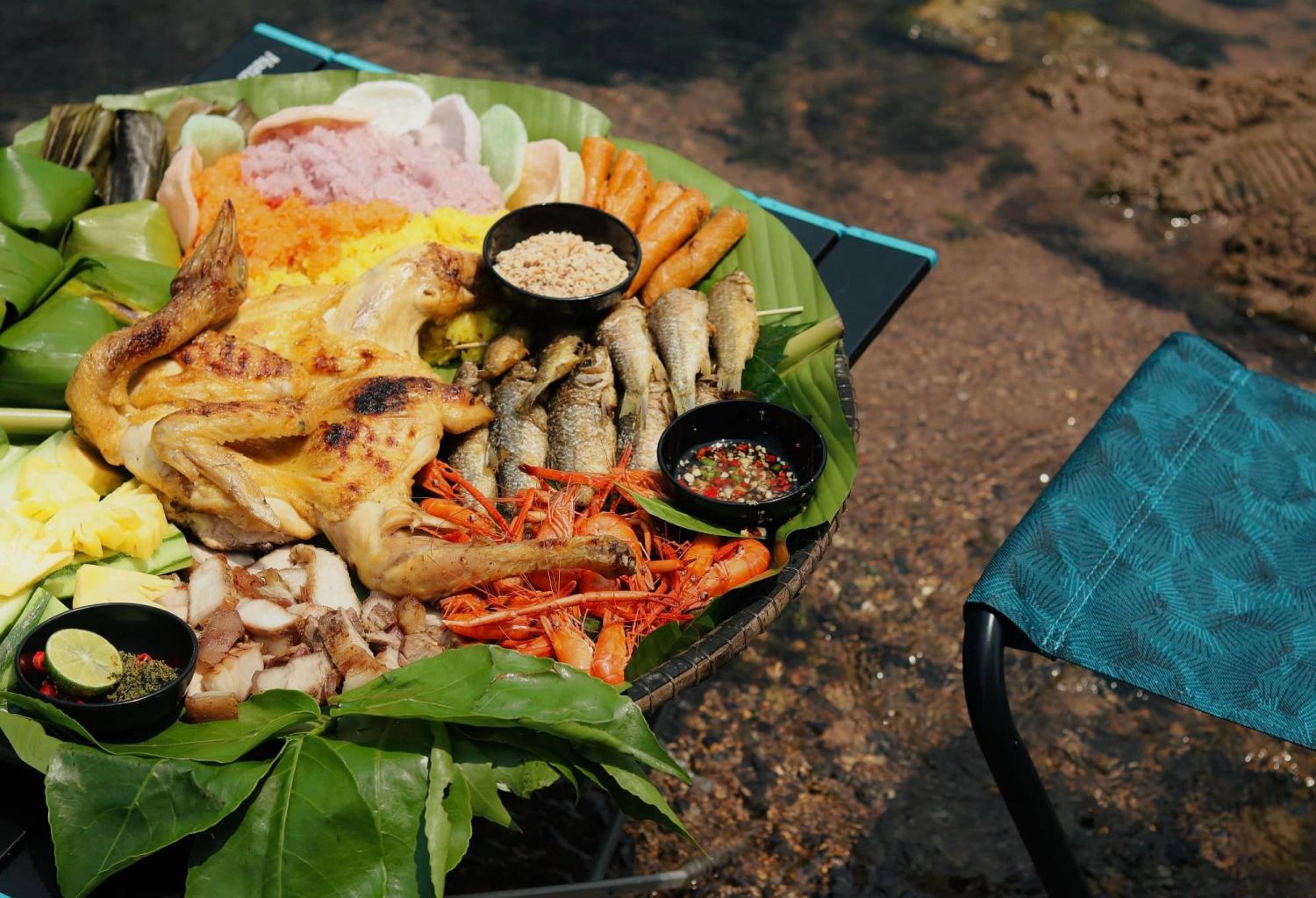 Mẹt ăn tại suối nước Moọc