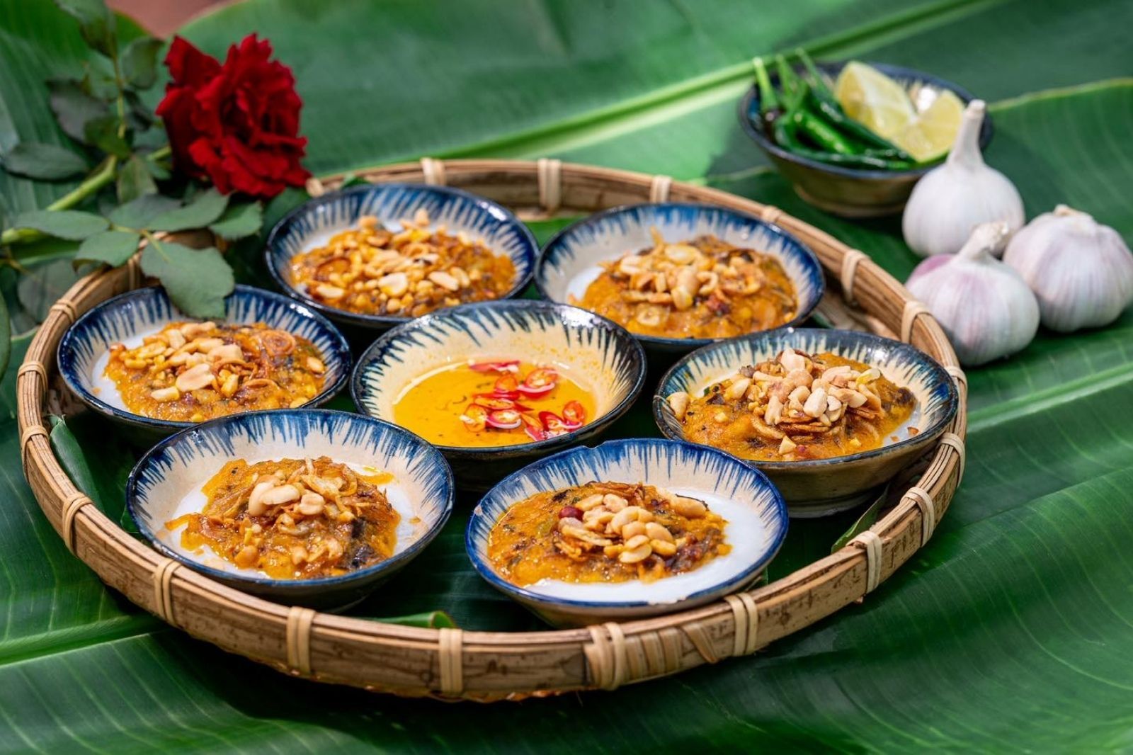 Món ăn ở nhà hàng trong khu du lịch