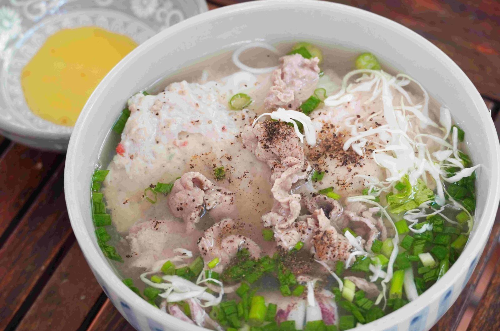 Món bún tươi ăn kèm chả cả và hải sản