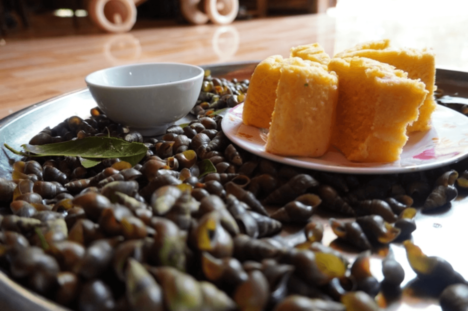 Món ốc đực ăn cùng cơm bồi thơm ngon
