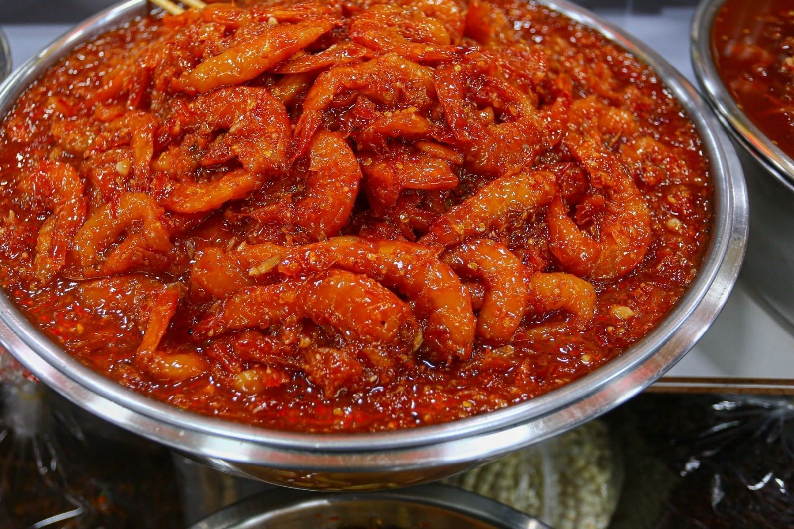 Món tôm chua có màu sắc đỏ rực bắt mắt 