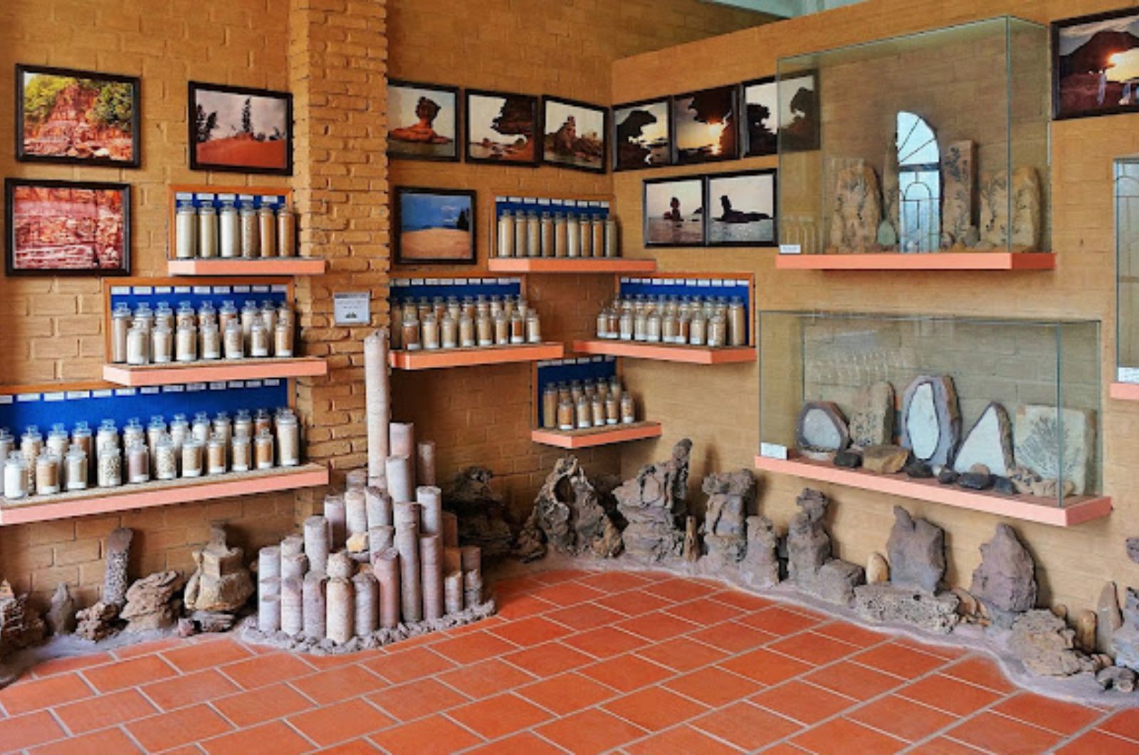 Một số hiện vật được trưng bày ở bảo tàng Cội Nguồn  