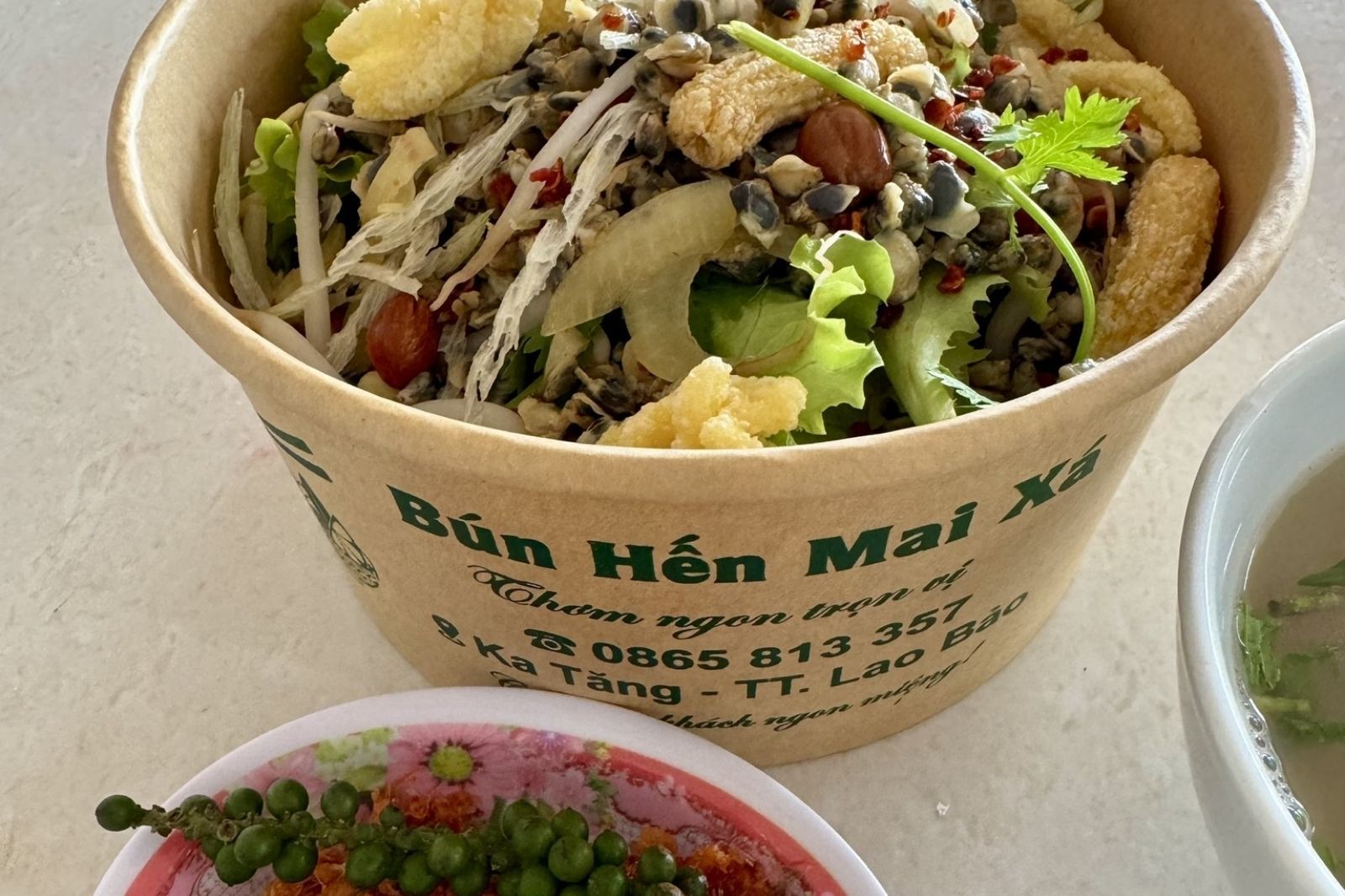 Một tô bún hến chỉ từ 15 ngàn đồng