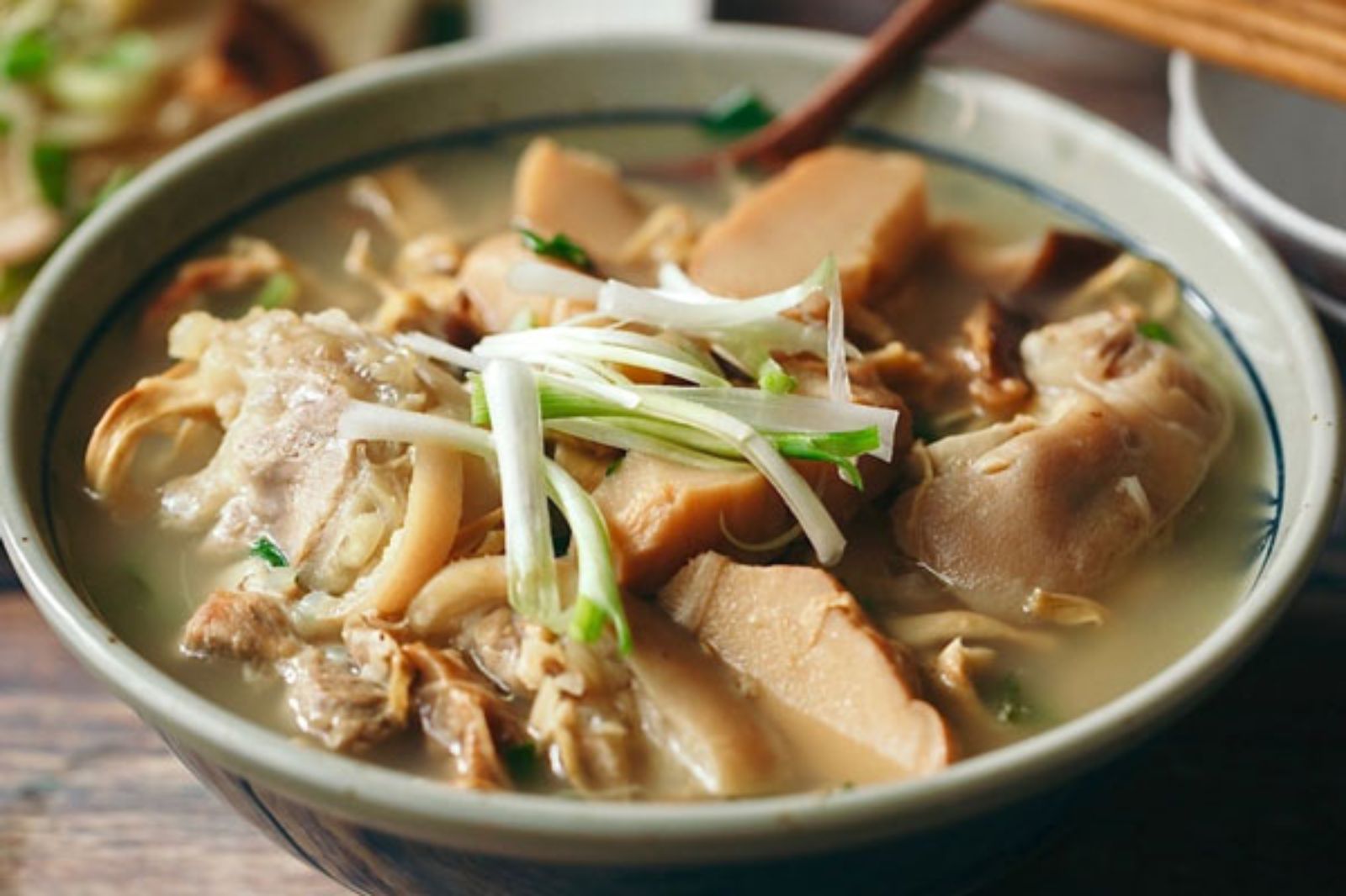 Một tô canh thanh mát để “giải vị” sau những món mặn đậm đà