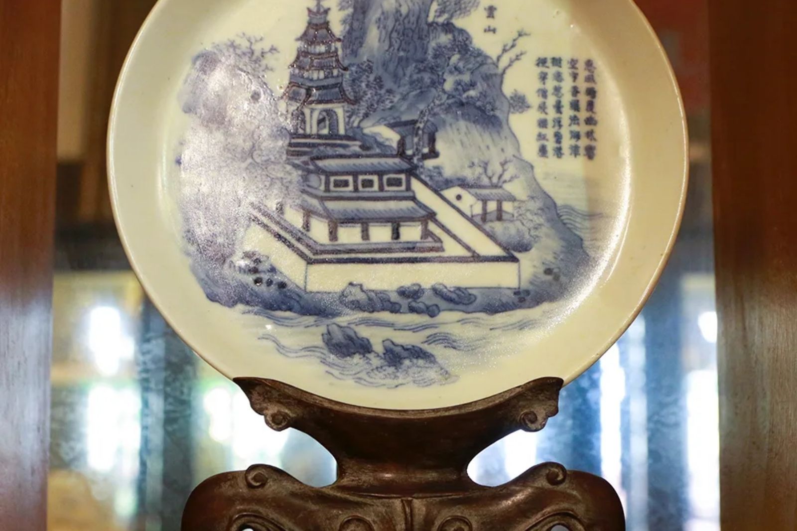 Một trong những đồ sứ Triều Nguyễn được trưng bày 