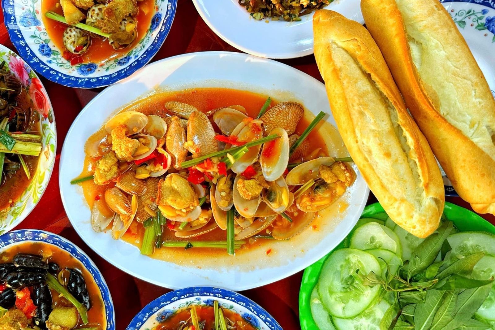 Mua bánh mì để chấm với nước ốc