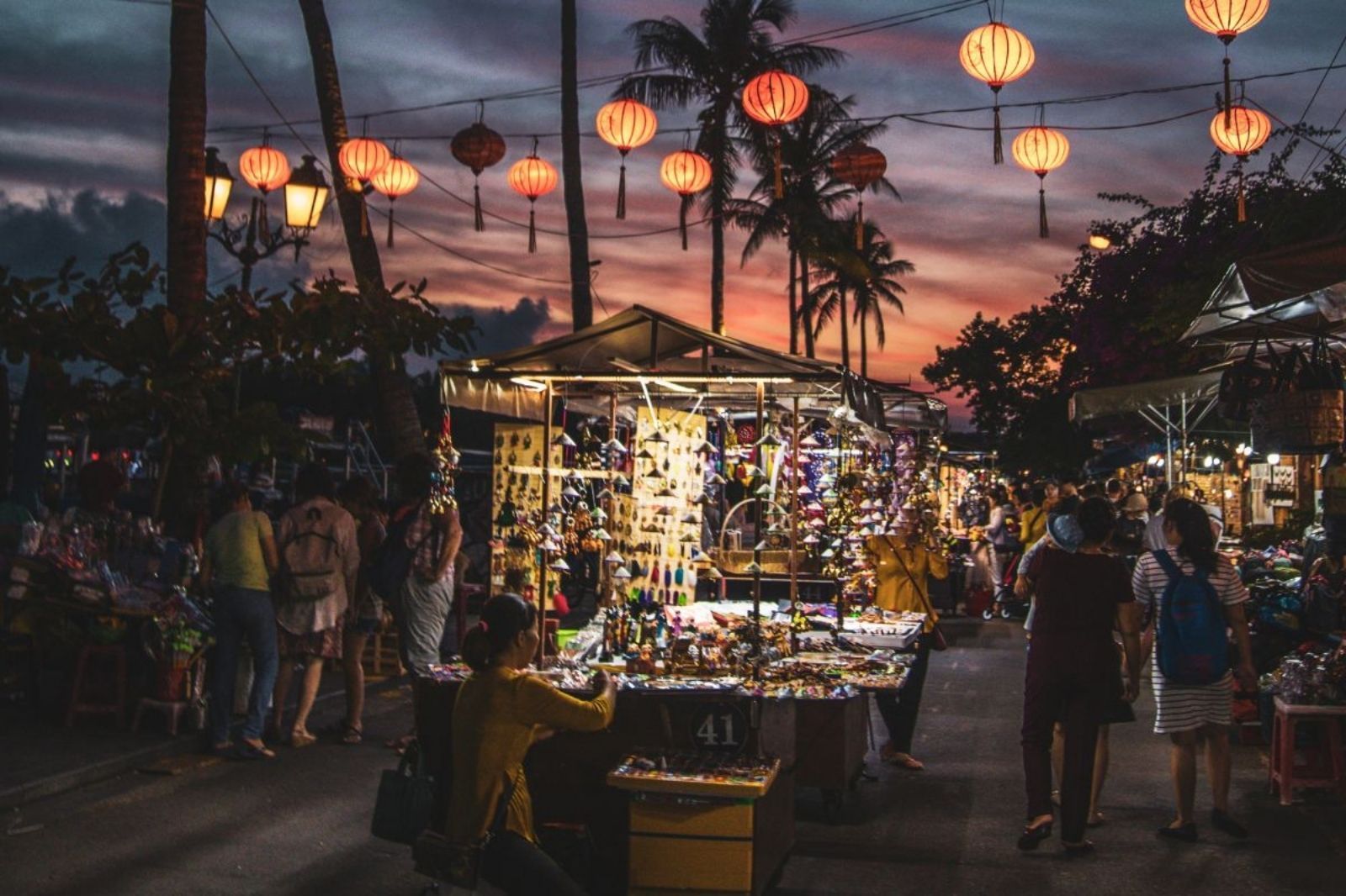 Mua các đồ thủ công làm quà tặng 