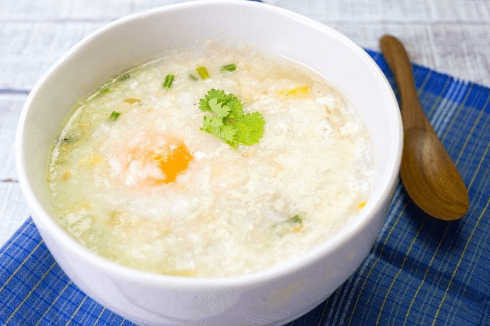Mua cháo dinh dưỡng ở trung tâm thành phố Đồng Hới