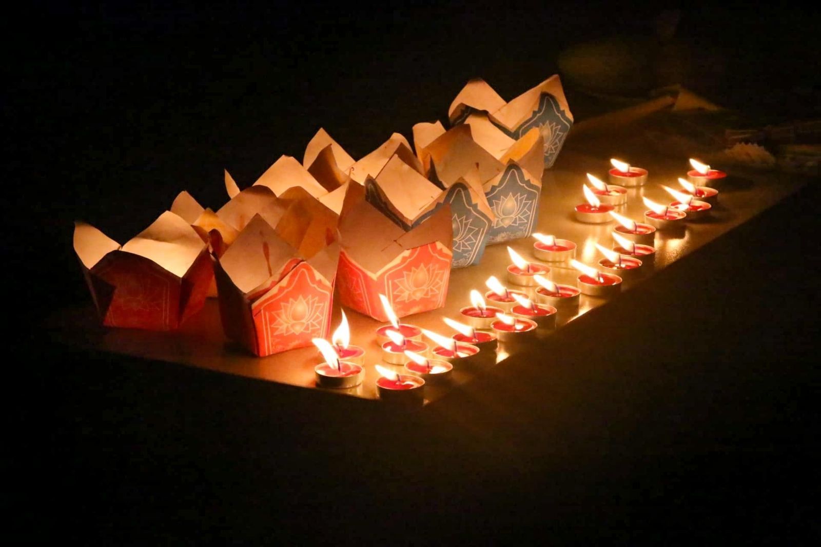 Nên chuẩn bị tiền mặt để mua đèn hoa đăng 