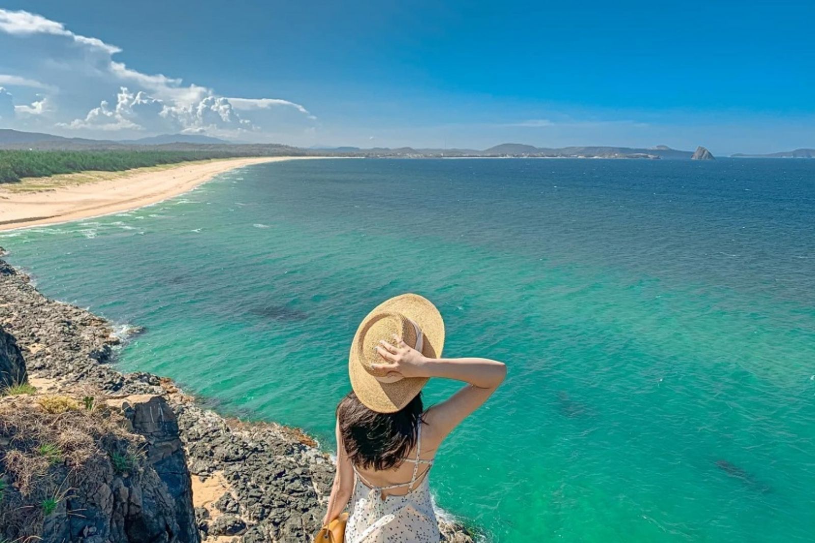 Mùa hè là thời điểm lý tưởng để du lịch Bãi Bụt 