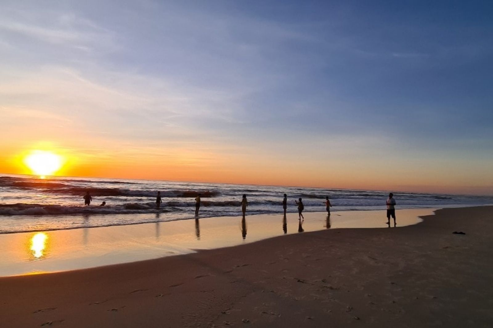 Mùa hè là thời điểm thích hợp cho các hoạt động ở biển 