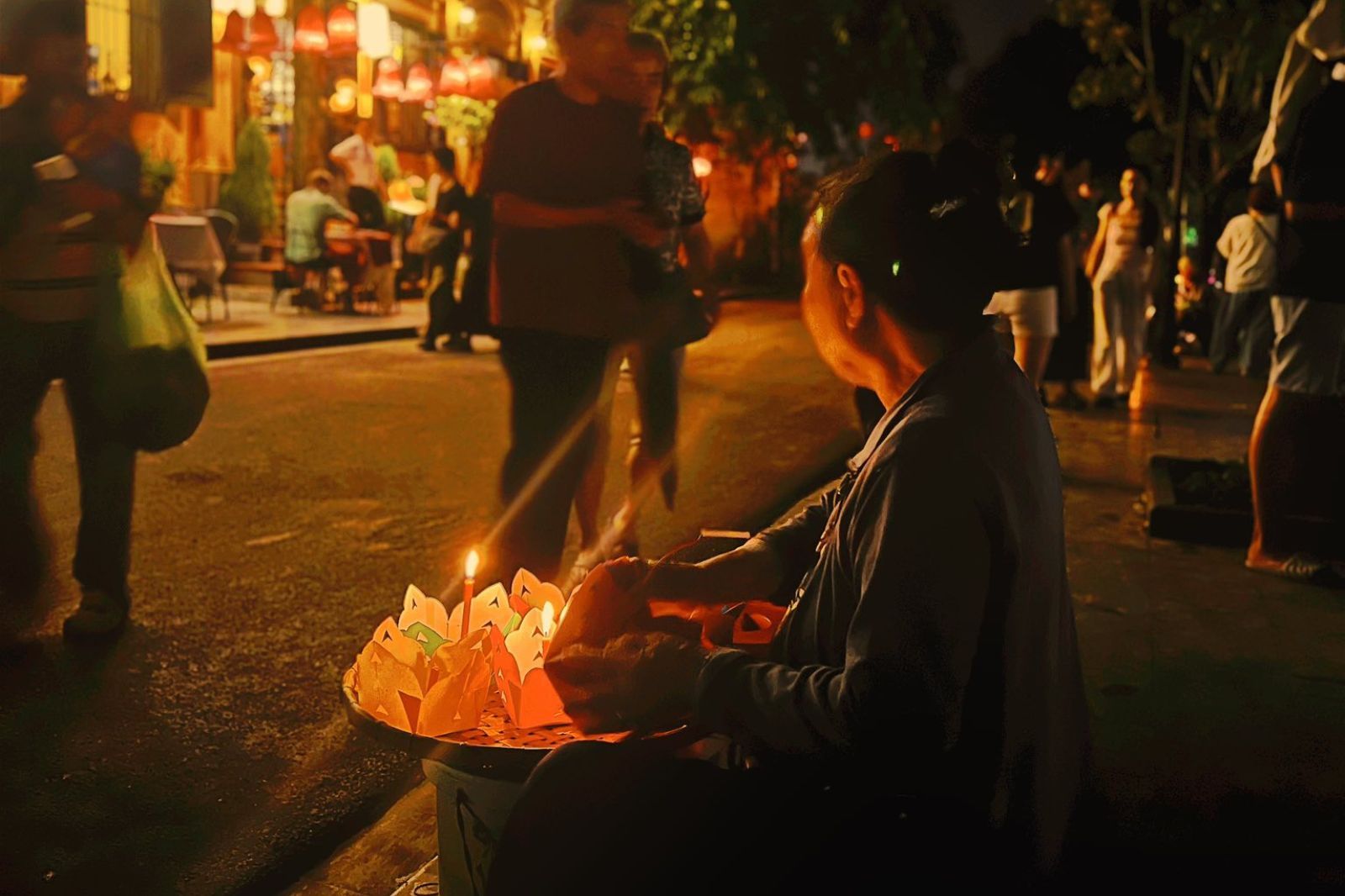 Mua hoa đăng thả ở sông Hoài  