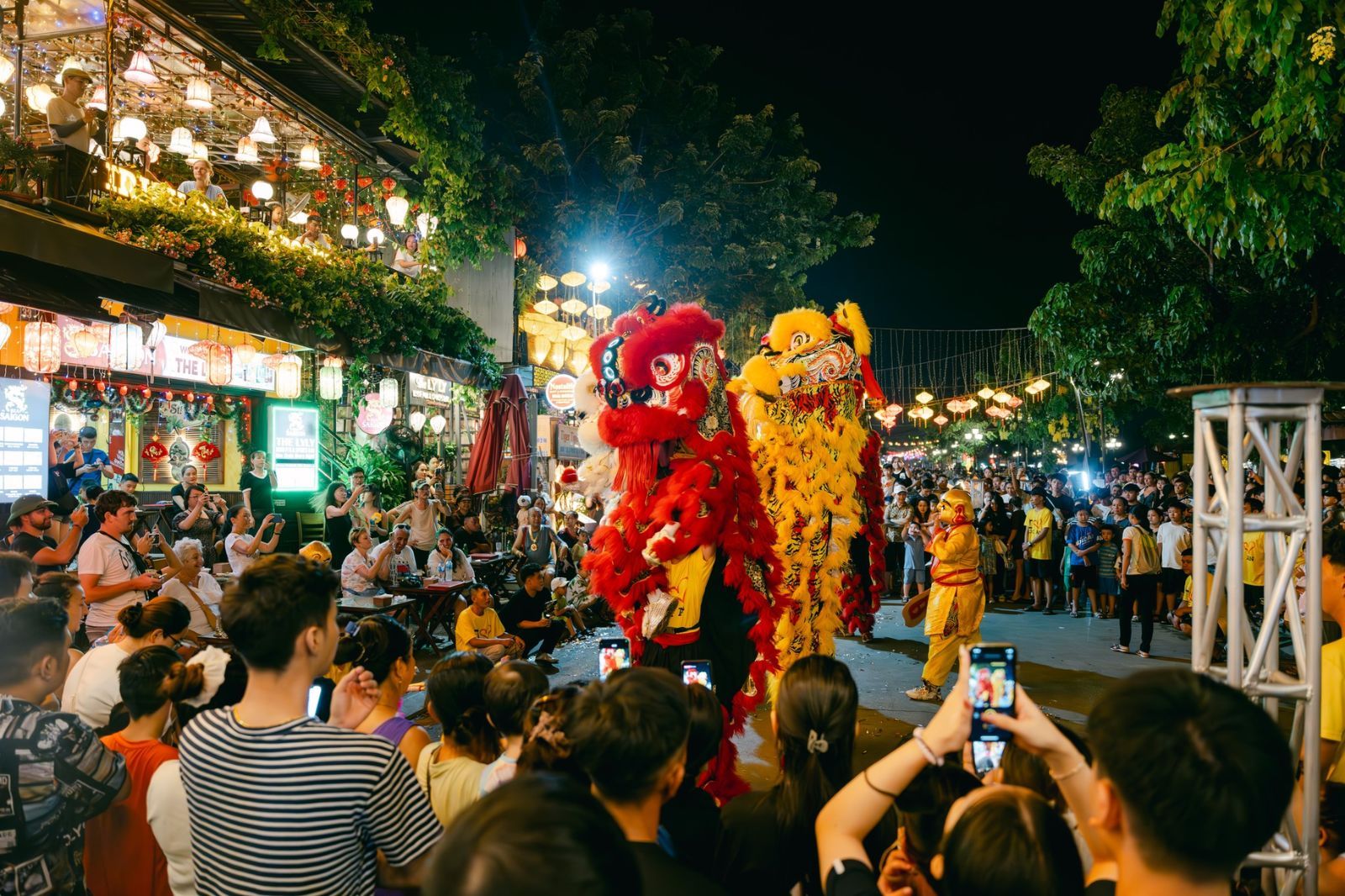 Múa lân ở Hội An  