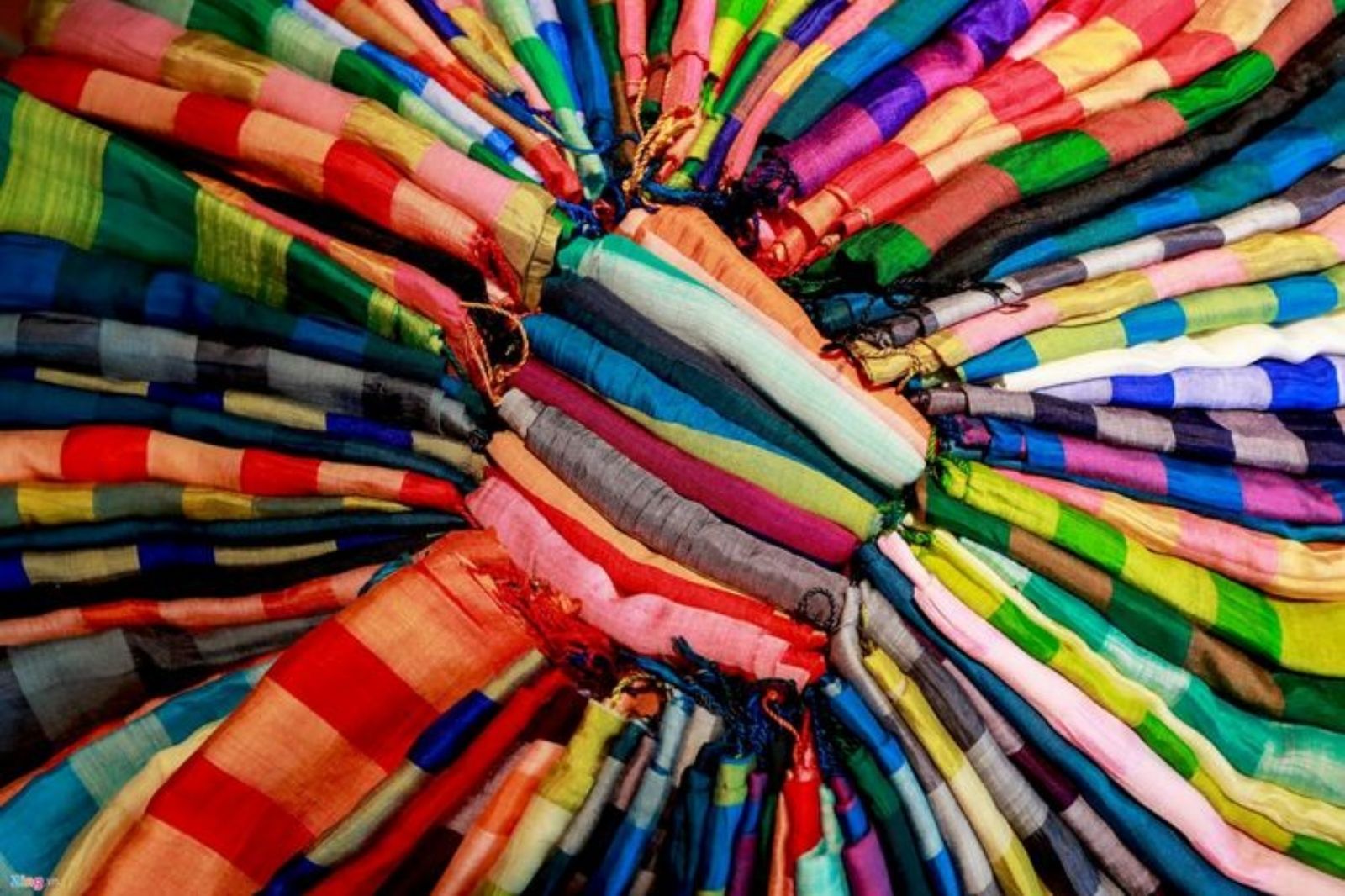 Du khách có thể mua lụa Hội An làm quà