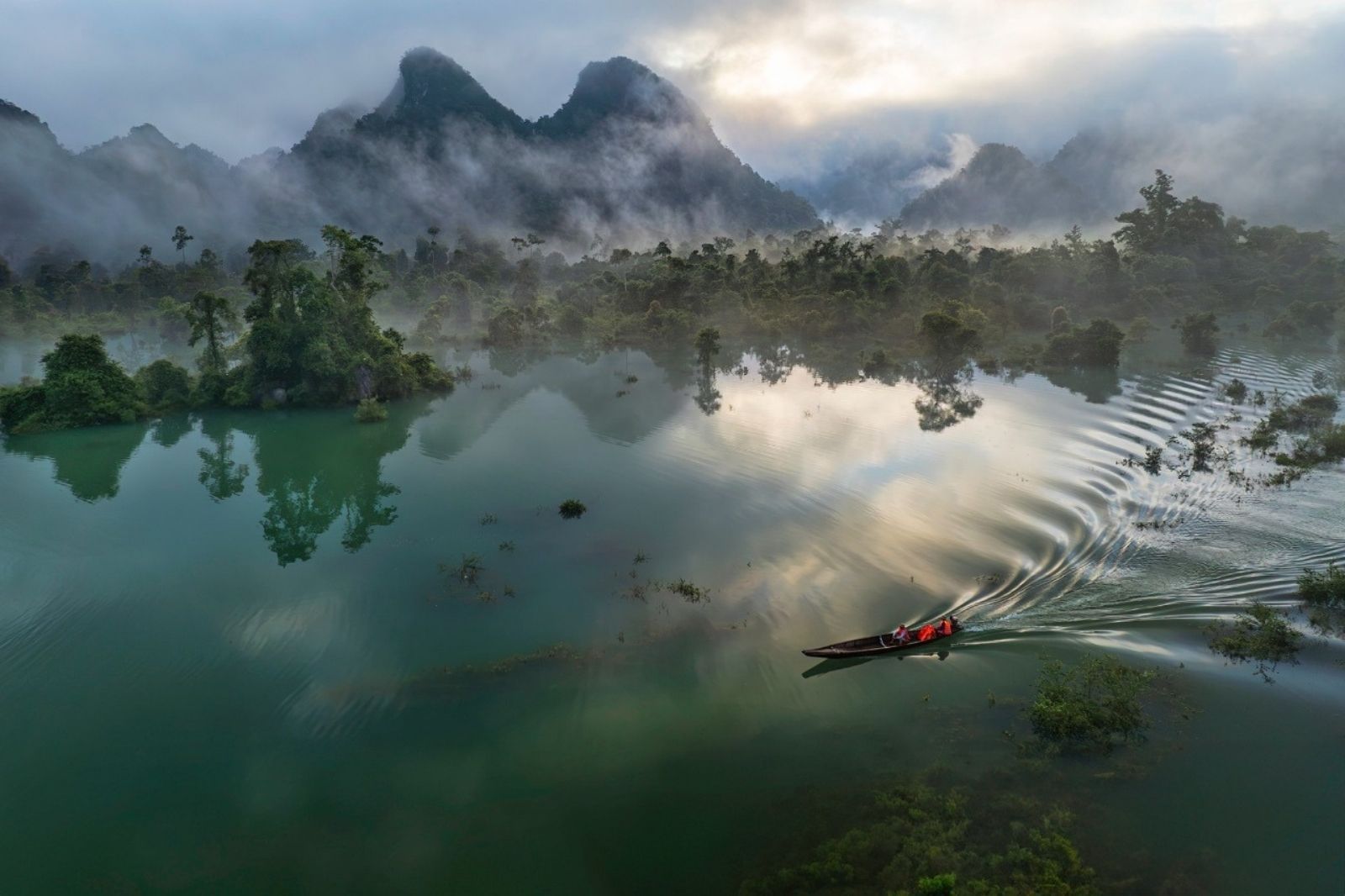 Mùa mưa gây cản trở nhiều cho việc khám phá và trải nghiệm