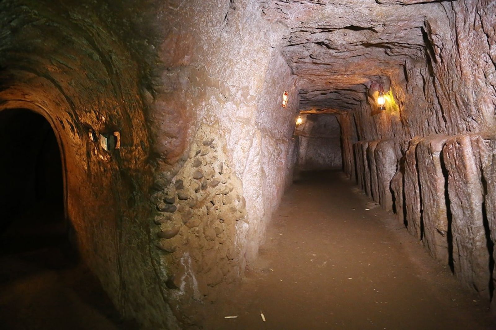 Mùa mưa khiến đường lầy lội khó di chuyển 