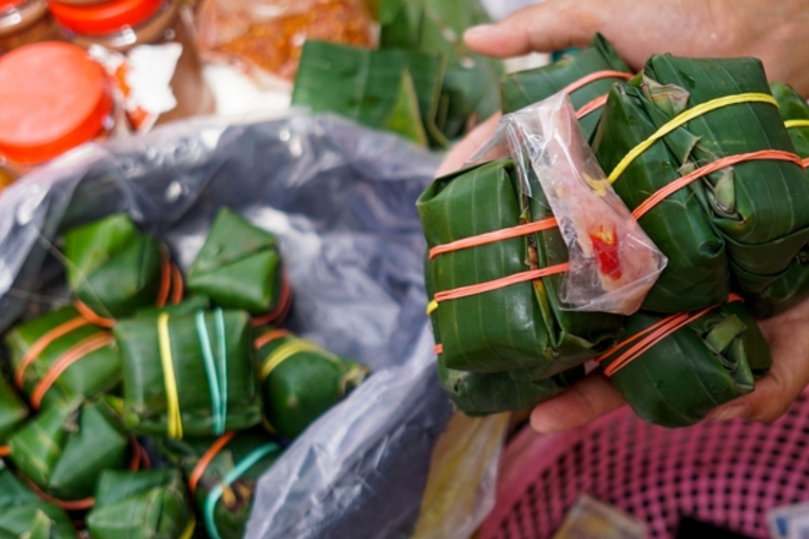 Nem được đóng gói cẩn thận thích hợp mang về làm quà