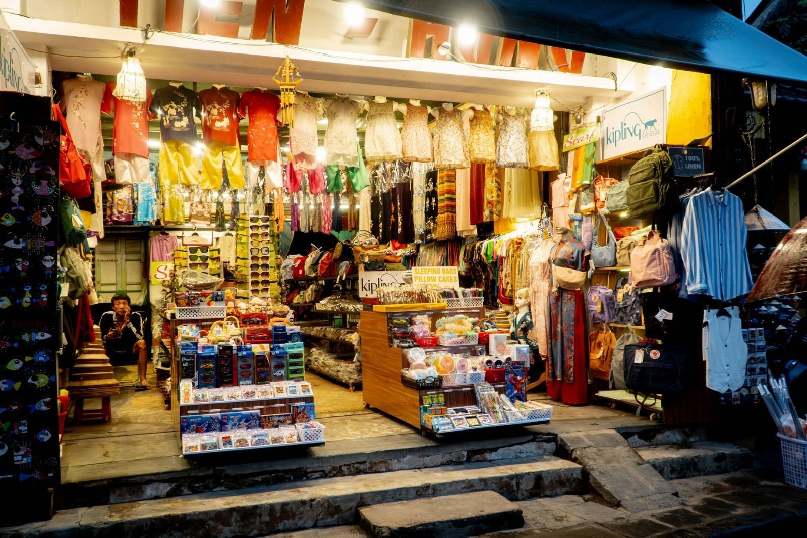 Mua quà lưu niệm ở các gian hàng 