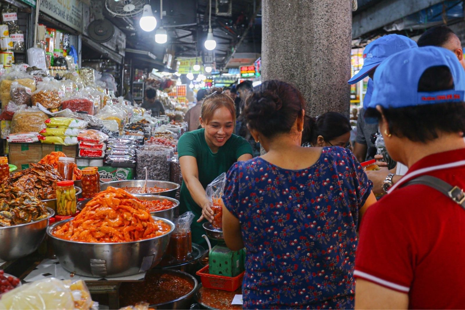 Dễ dàng mua tôm chua ở chợ hoặc các cửa hàng đặc sản Huế 