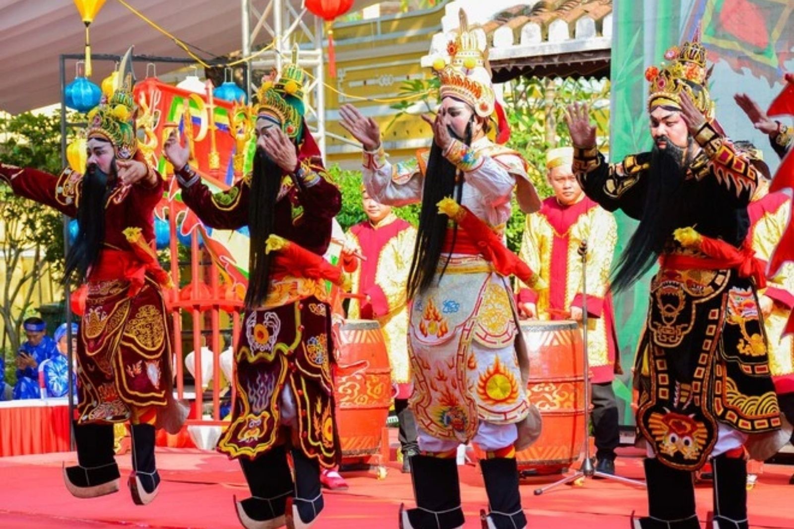 Múa trình tường  