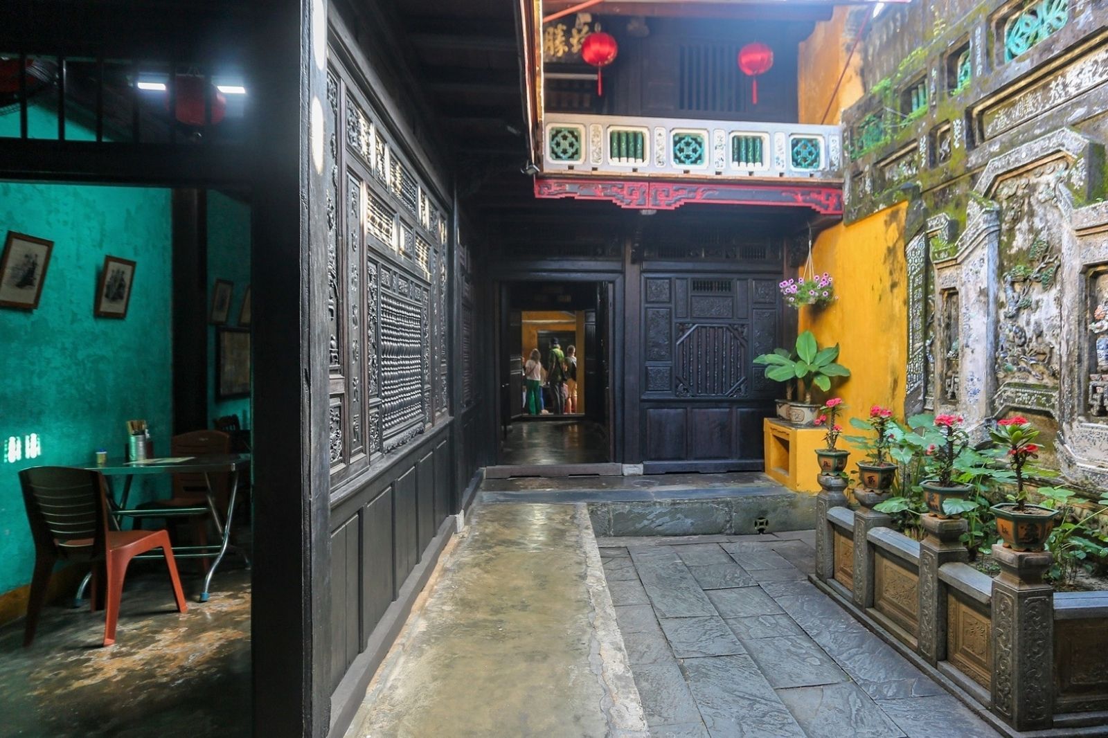 Du khách cần mua vé phố cổ để tham quan nhà cổ Quân Thắng 