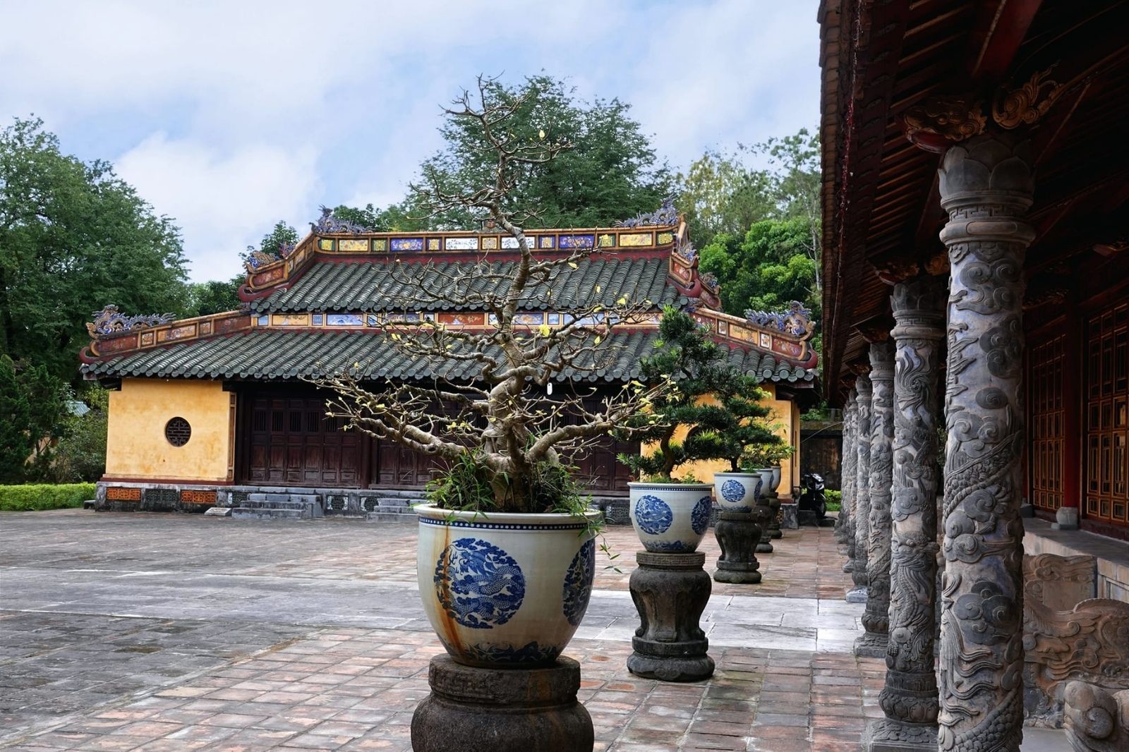 Du khách có thể mua vé để tham quan lăng Đồng Khánh