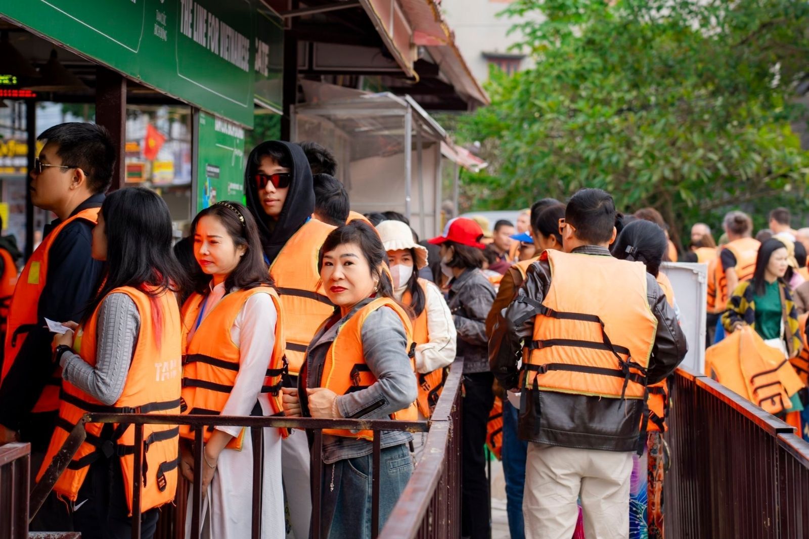 Mua vé tại bến thuyền