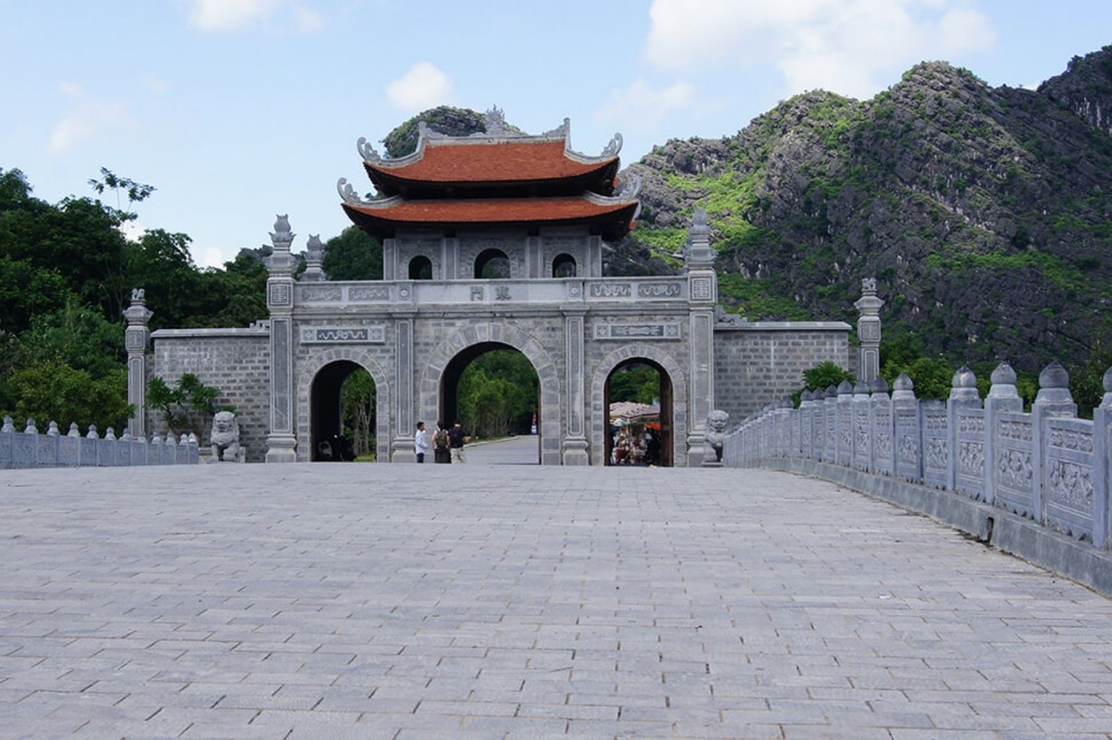 Mua vé tham quan ở cổng khu di tích