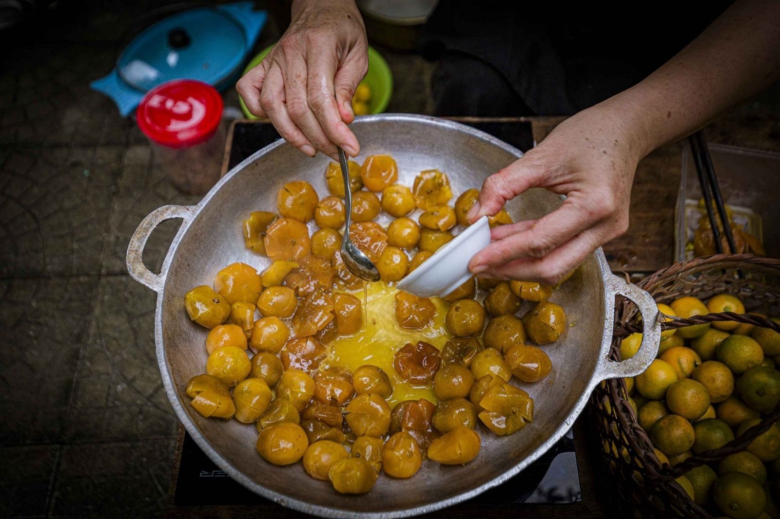 Mứt kim quật được sên trong chảo gang 
