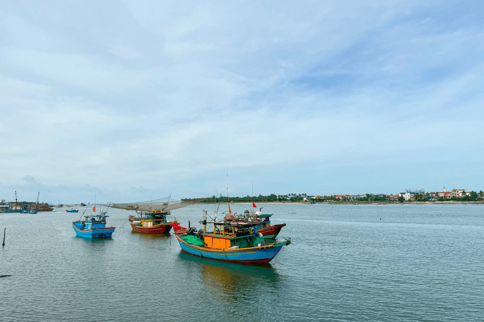 Mưu sinh kết hợp làm du lịch trên Sông Nhật Lệ