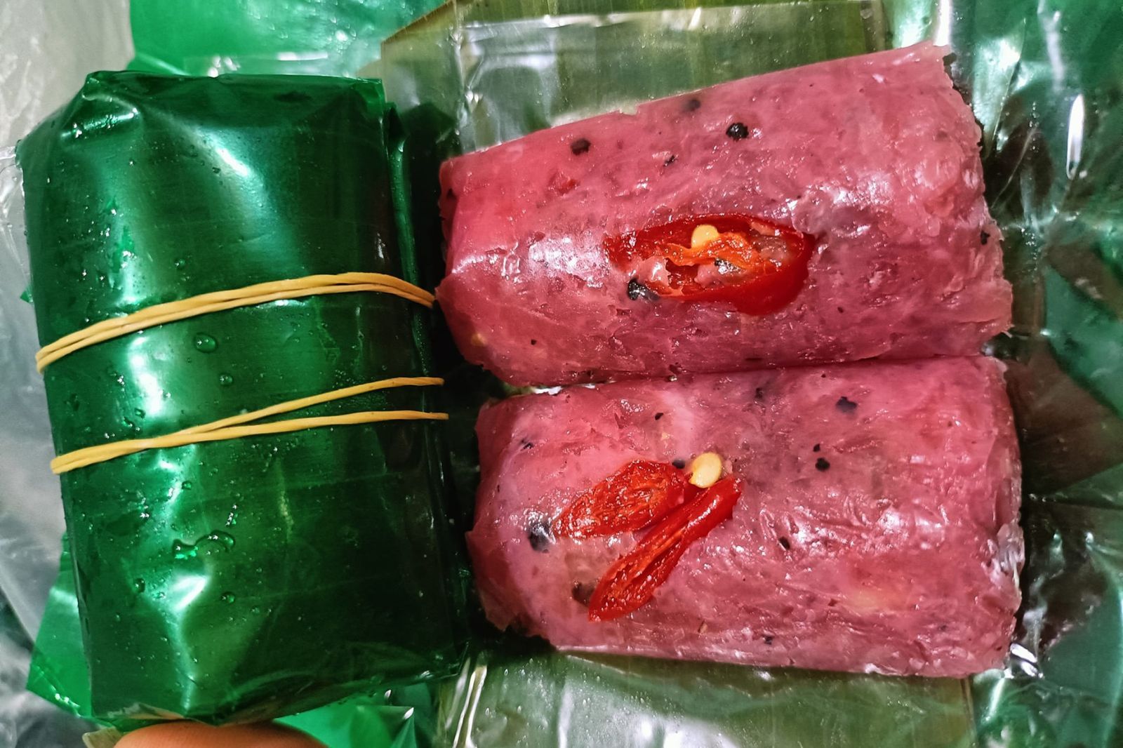 Nem chả chợ Sãi được gói đôi 2 cái úp vào nhau