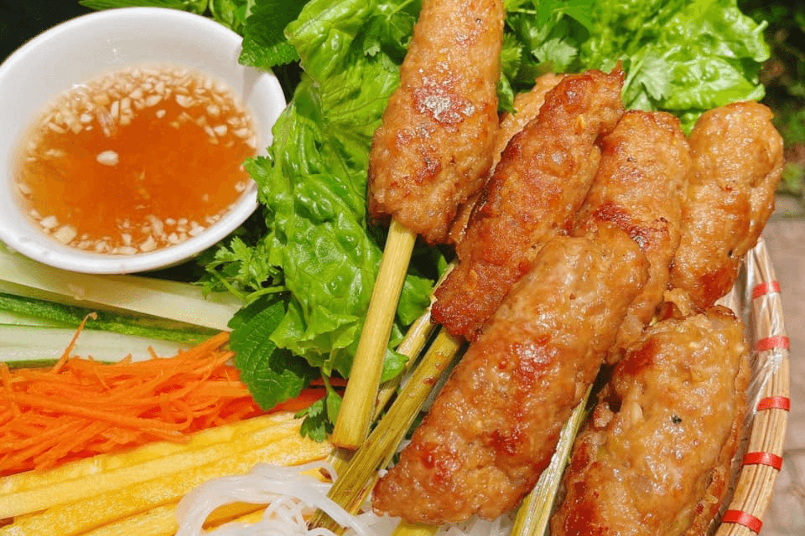 Nem lụi được ăn kèm cùng với các loại rau sống  