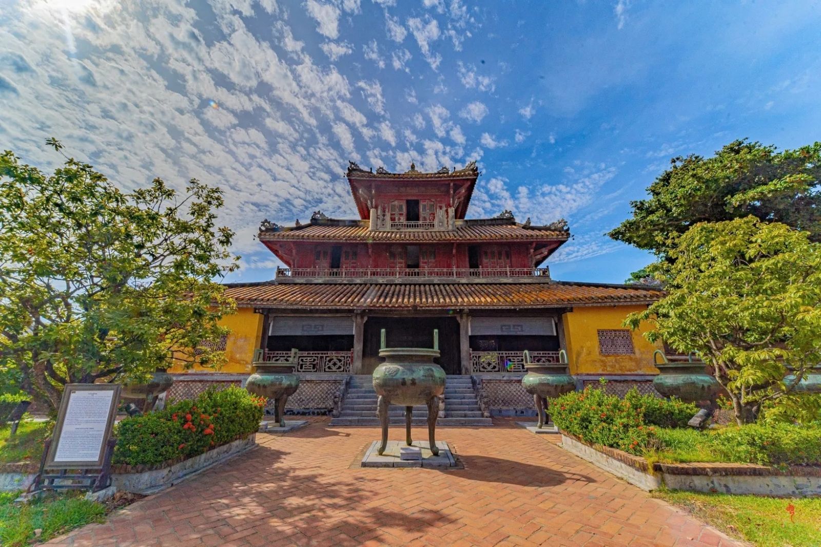 Từ sân lên nền có 9 bậc thang 