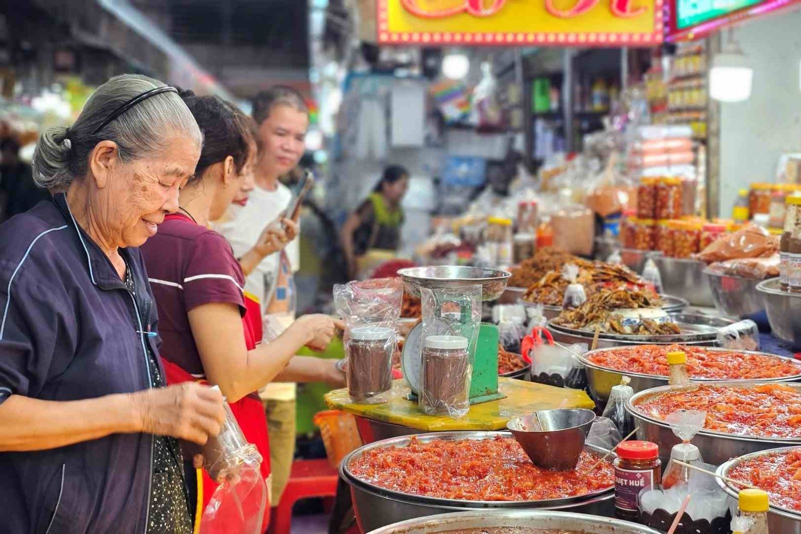 Nên đến chợ vào buổi chiều để tránh đông đúc