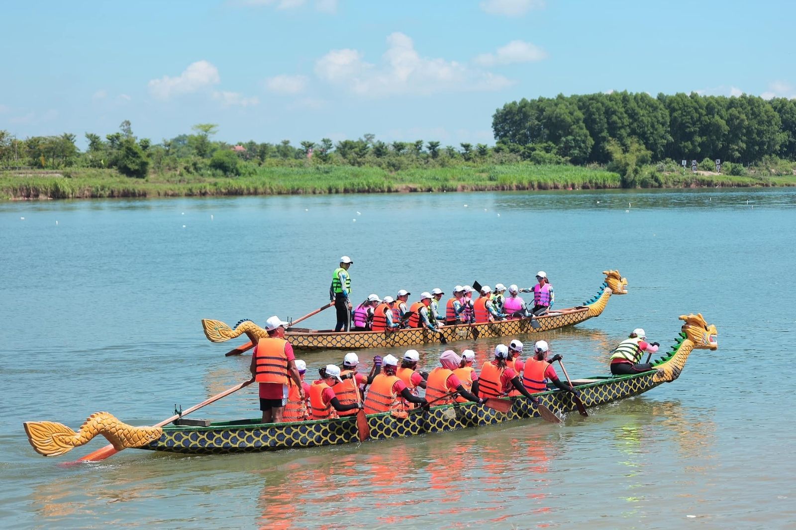 Nên đến sớm để có vị trí xem đua thuyền đẹp